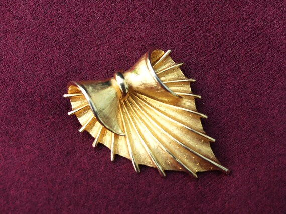 CORO Large Gold-plated Heavily Ribbed Cockle-Shel… - image 7