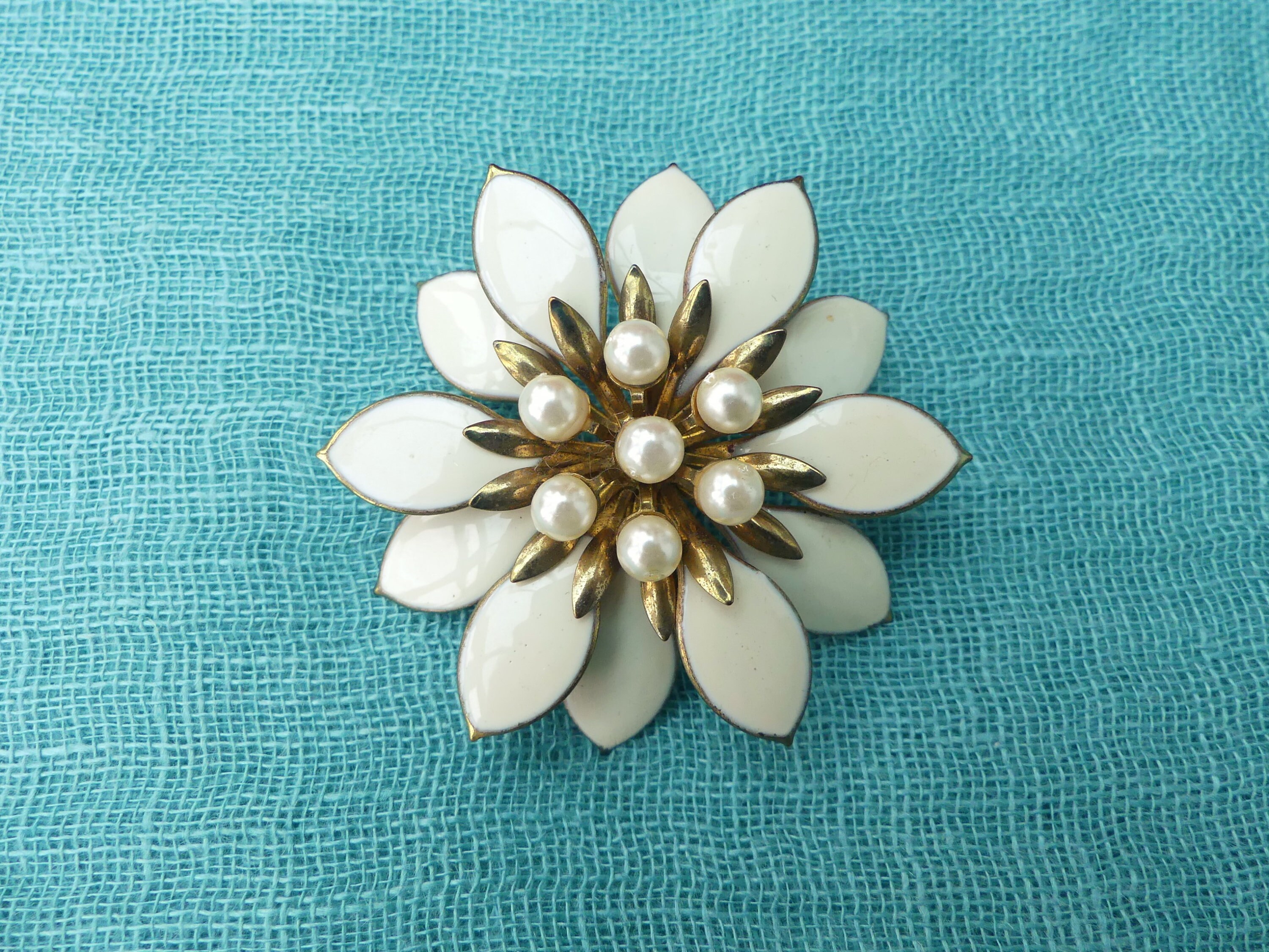 Broche Vintage Fleur En Relief En Celluloïd - Couleur Beige/marron - Parfaite Occasion