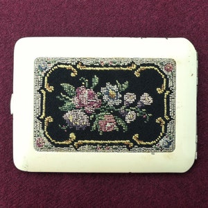 Vintage jaren 1930/40 Art Deco Rechthoekige Crème Emaille Kaartdoos, Roze, Crème & Groen Bloemenborduurwerk op Zwart Linnen op Deksel