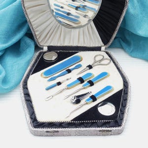 Set da manicure vintage anni &#39;40/&#39;50 in scatola con texture a strisce ondulate bianche e nere con set di 10 utensili in celluloide a strisce blu
