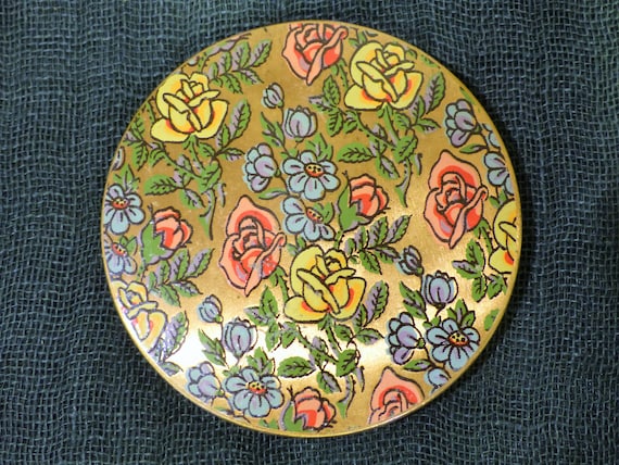 Vintage 50s Courting Couple Compact with Raised Floral Edges Unsigned Compact Mid Century Gold Tone Powder Compact with Mirror