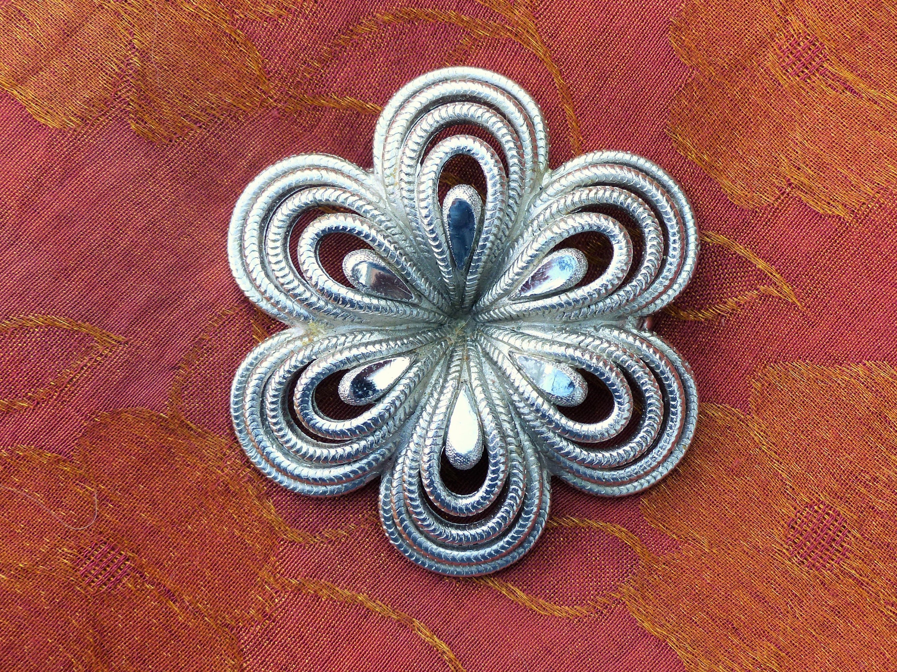 SPHINX の素晴らしいシルバートーンのブローチ、デザイン番号 1489