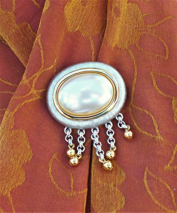 MONET Oval Gold-plated and Faux Pearl Brooch With… - image 1