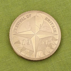 ヴィンテージ 1951 真鍮製 英国フェスティバル パウダー コンパクト、FoB ロゴ付き、オリジナルふるい付き (現状販売)