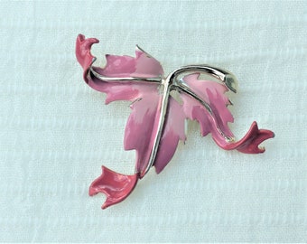 EXQUISITE Leaf Brooch in Shaded Pink Enamel, Vintage 1960s