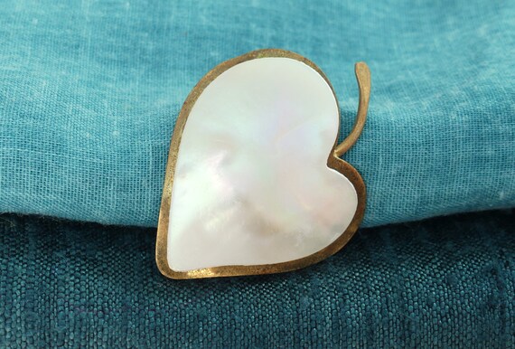 Vintage 1940s Mother-of-Pearl Shell on Brass Hear… - image 9