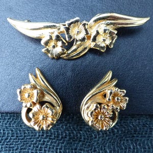 MONET Delicate Gold-plated Floral Brooch and Clip-on Earrings Matching Set,  Demi-parure, Vintage 1970s