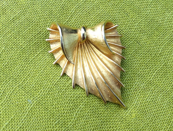 CORO Large Gold-plated Heavily Ribbed Cockle-Shel… - image 9