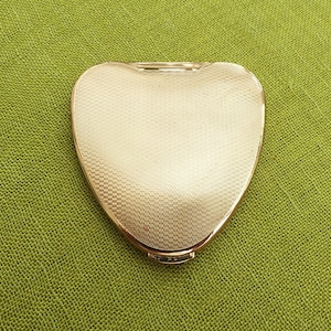 KIGU &#39;Cherie&#39; Heart-shaped Powder Compact, Lacquered Brass Pattern, Includes Sifter, Unused 1962-63