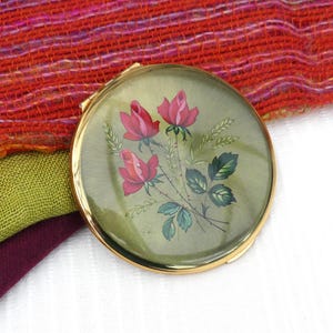 KIGU Circular Greeny-grey Enamel Powder Compact with Red Roses Design, In 1977 Kigu Catalogue, Vintage 1970s