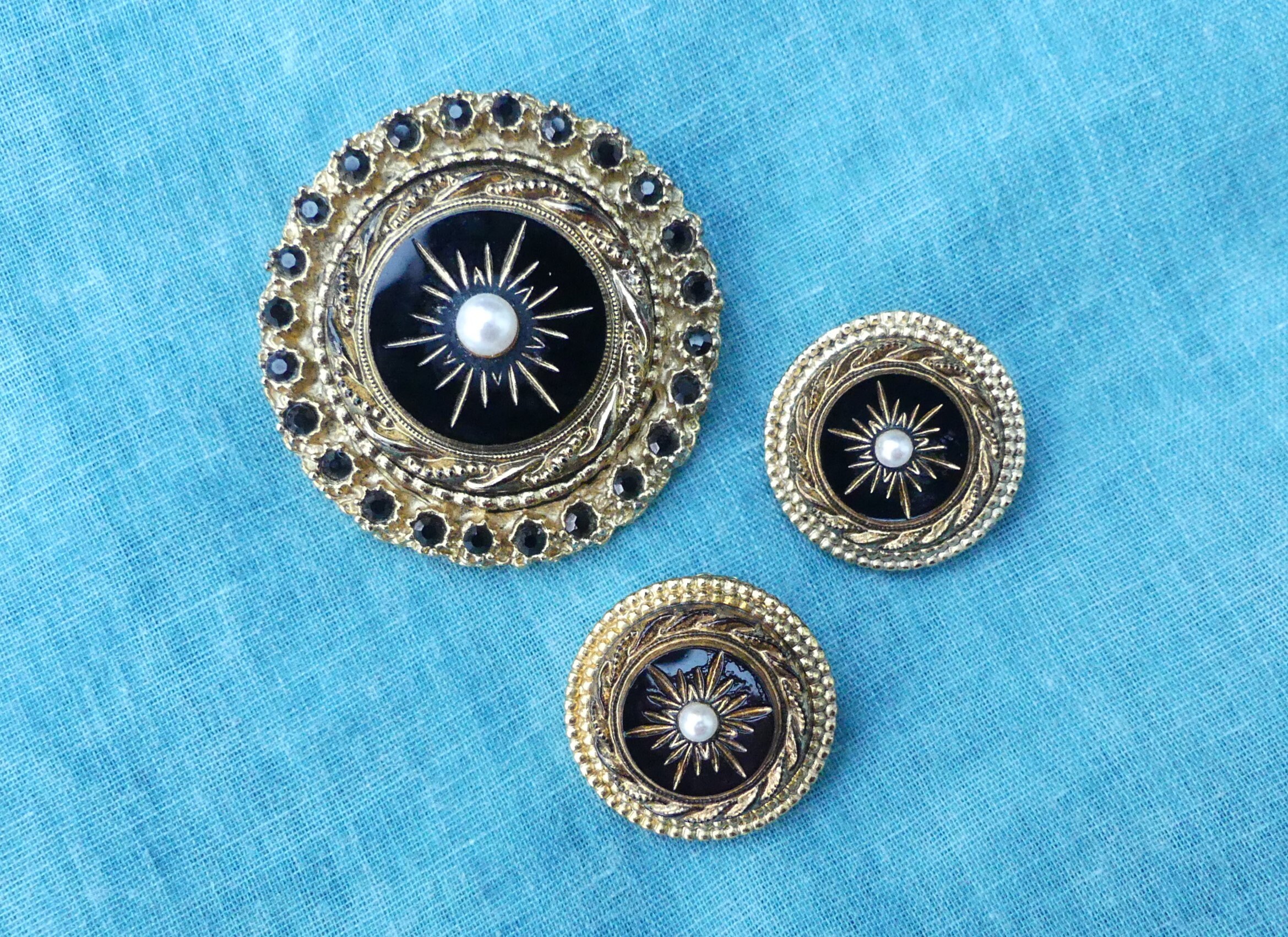 SPHINX A573 Victorian Mourning-style Brooch With Black Glass
