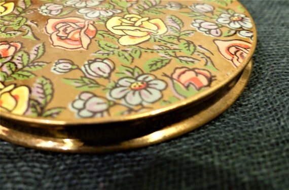 Pygmalion vintage art deco floral design large powder compact with an oil on water effect finish