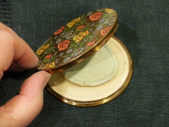 Vintage 50s Courting Couple Compact with Raised Floral Edges Unsigned Compact Mid Century Gold Tone Powder Compact with Mirror