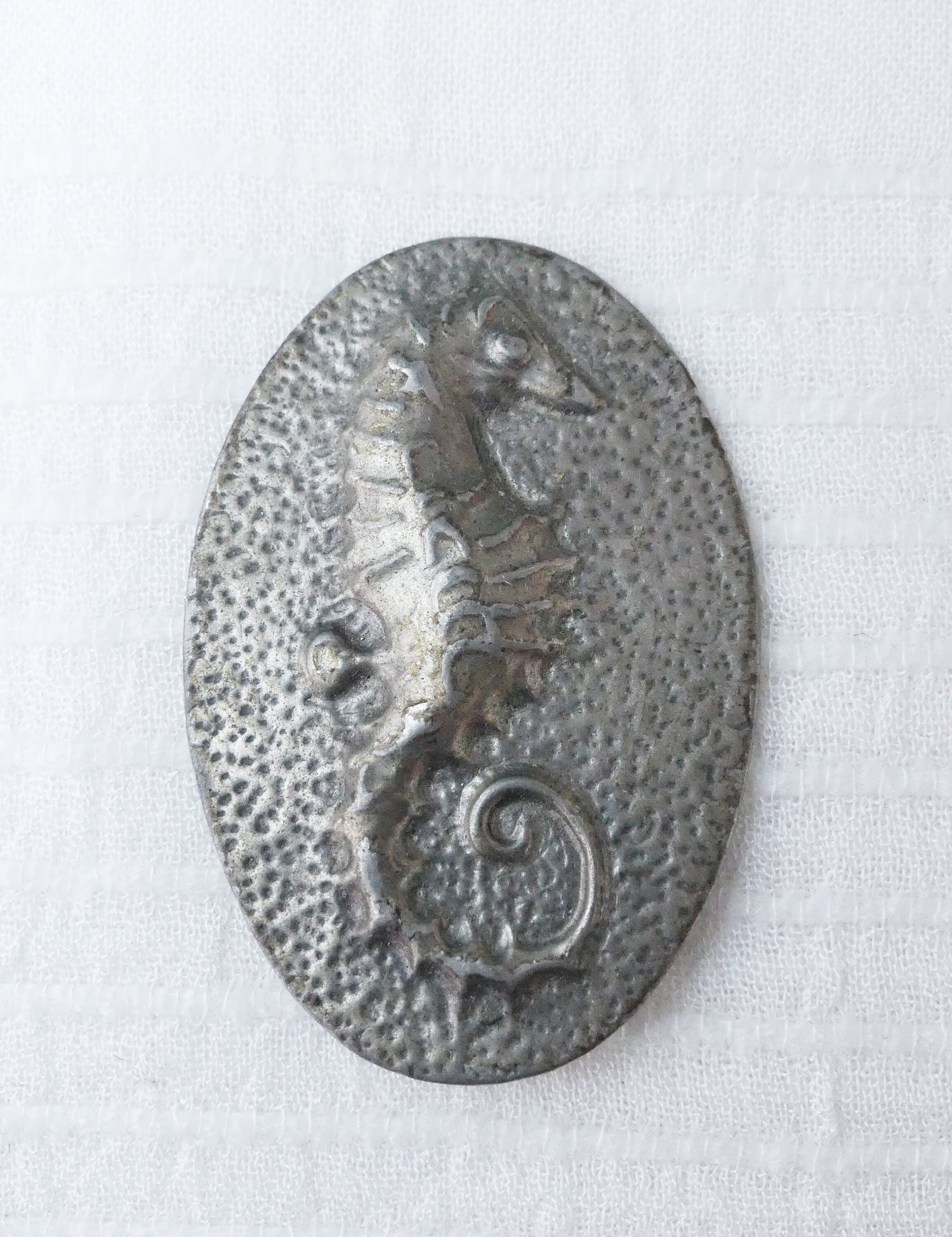 Broche Vintage Années 80 - Hippocampe En étain Et Tons Or, Création Alexandra | France, Multicolore