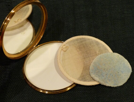 Vintage 50s Courting Couple Compact with Raised Floral Edges Unsigned Compact Mid Century Gold Tone Powder Compact with Mirror