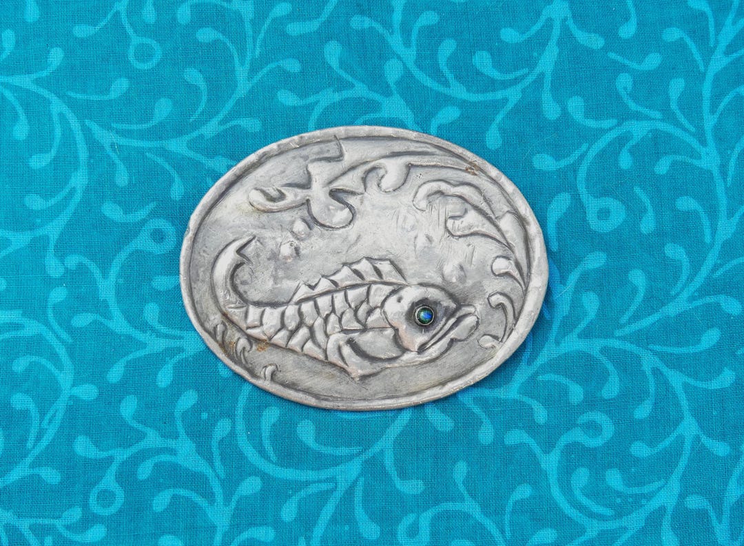 Broche Vintage Souvenir De La Ville De Cassis - Motif Poisson Filigrane Années 70 - Métal émaillé Couleur Acier - Neuf Vieux Stock, état Parfait