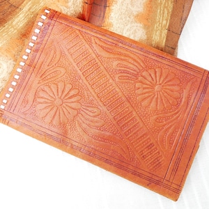 Cartera de piel repujada de color tostado oxidado, diseño de doble flor estilizada, monedero egipcio de terracota hecho a mano, vintage de los años 70