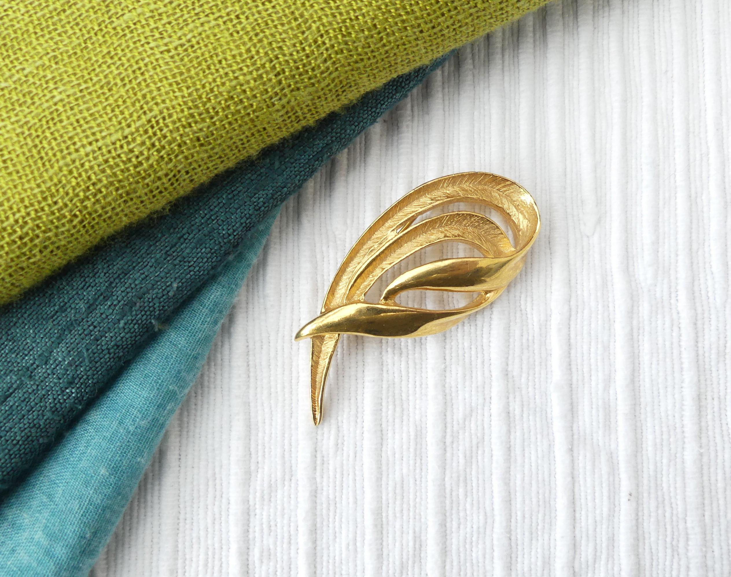 NAPIER Gold-plated Abstract Modernist Sculptural Flourish Brooch