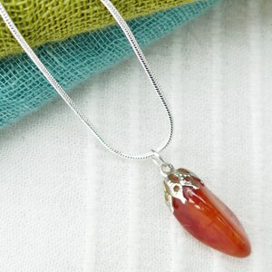 Vintage 1970-tals orangerött karneol agathänge med försilvrad filigranhatt och ormkedja i sterling silver 925