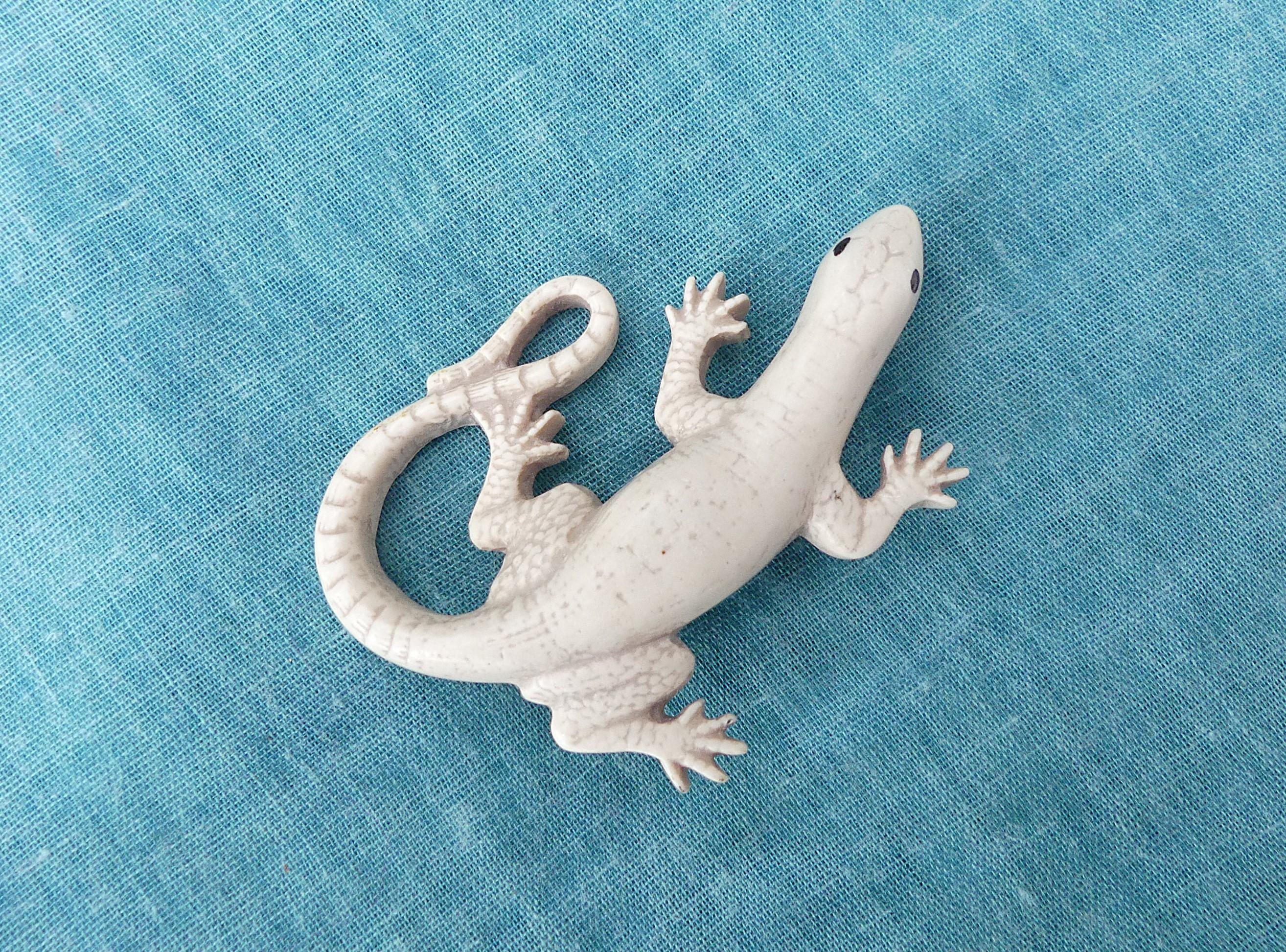 Vintage 1940s Cream Lizard Brooch, Carved Celluloid Plastic Pin