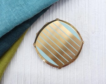 STRATTON Pale Duck-Ei Blau emaillierte Messing Puderdose mit Streifen-Design, ungewöhnliche abgerundete quadratische Form, Vintage Anfang der 1970er Jahre