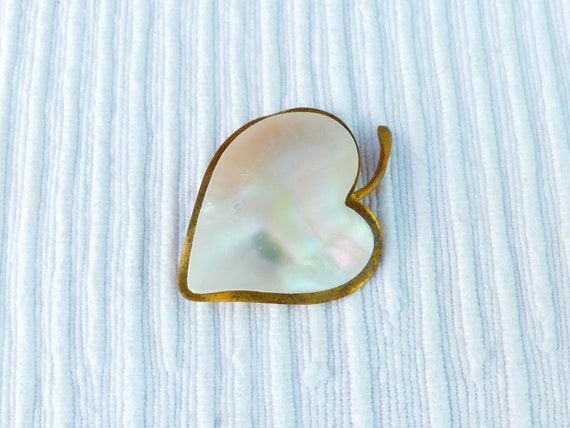 Vintage 1940s Mother-of-Pearl Shell on Brass Hear… - image 7