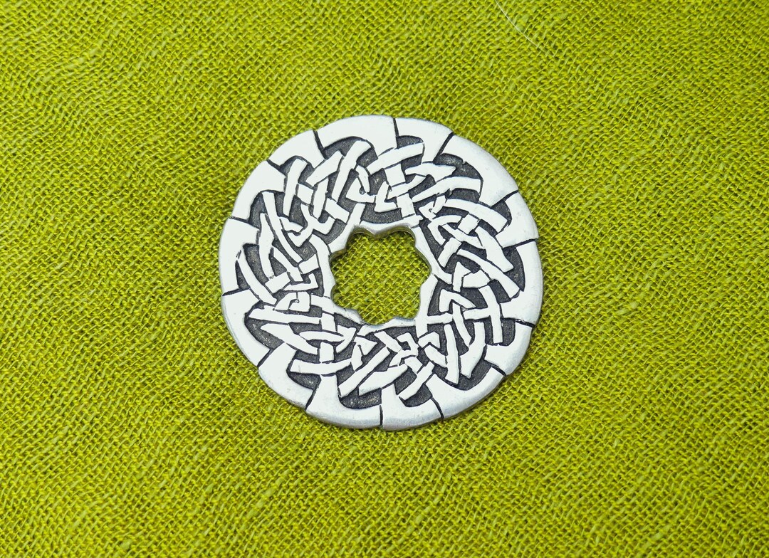 Grande Broche Celte Vintage – St Justin Pewter – Bouclier De Bataille – Étain