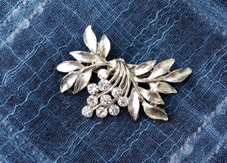 HOLLYWOOD Vintage 1960s Silvertone Leafy Brooch Set With | Etsy