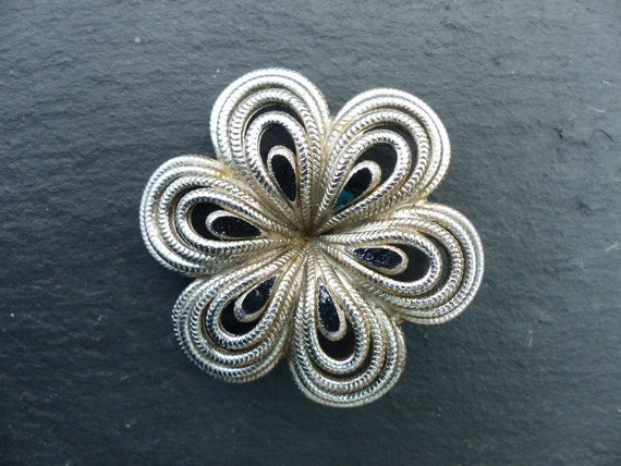 SPHINX の素晴らしいシルバートーンのブローチ、デザイン番号 1489