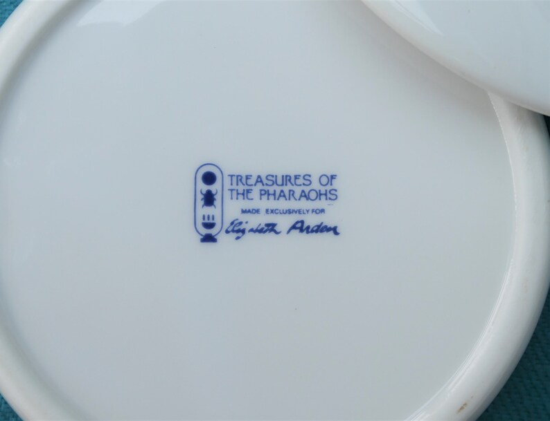 Red /& Gold Egyptian Design On The Lid ELIZABETH ARDEN Treasures of the Pharaohs Ceramic Powder Trinket Pot With Blue Vintage 1982