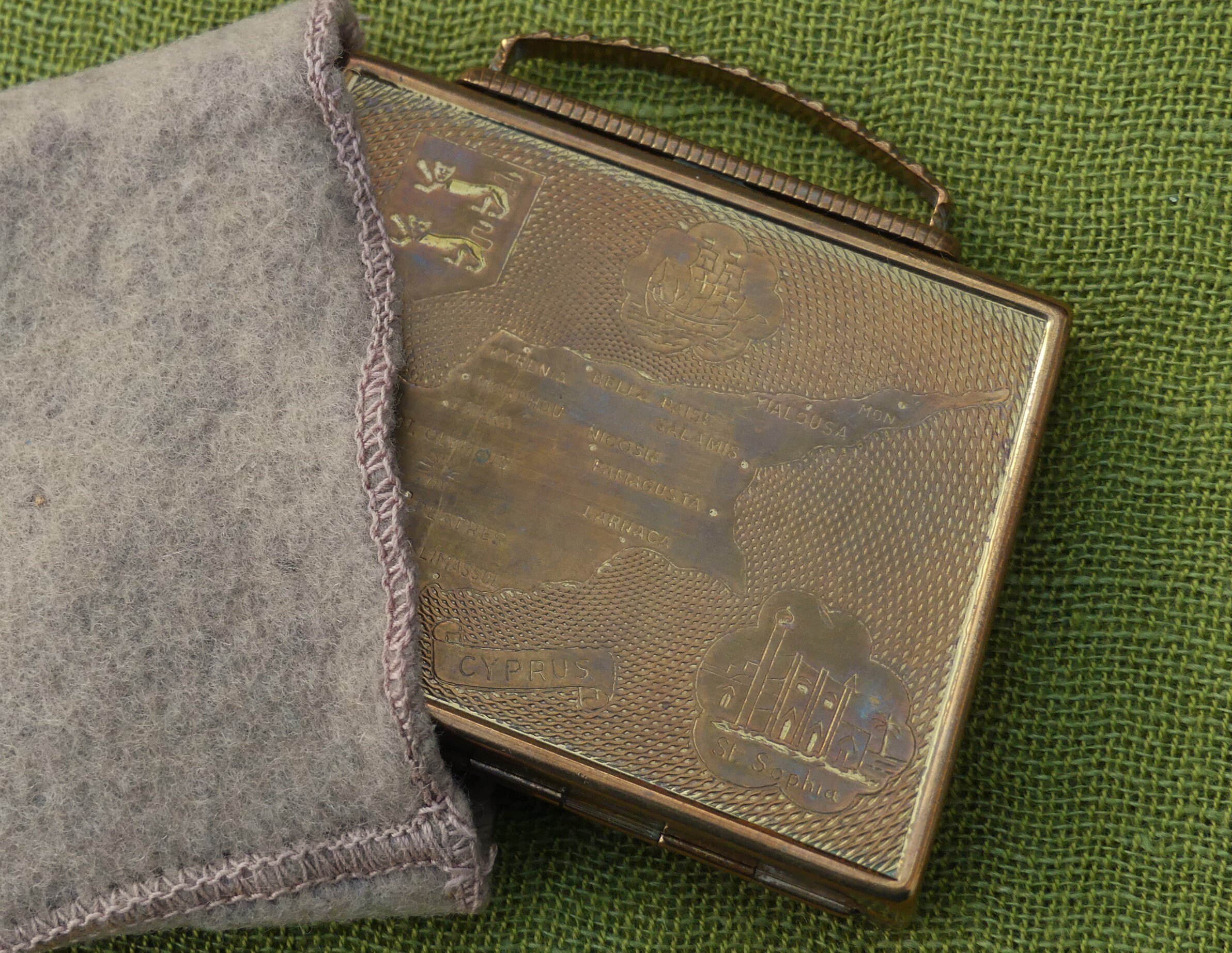 MASCOT 真鍮ハンドバッグ型パウダーコンパクト、キプロス地図付き