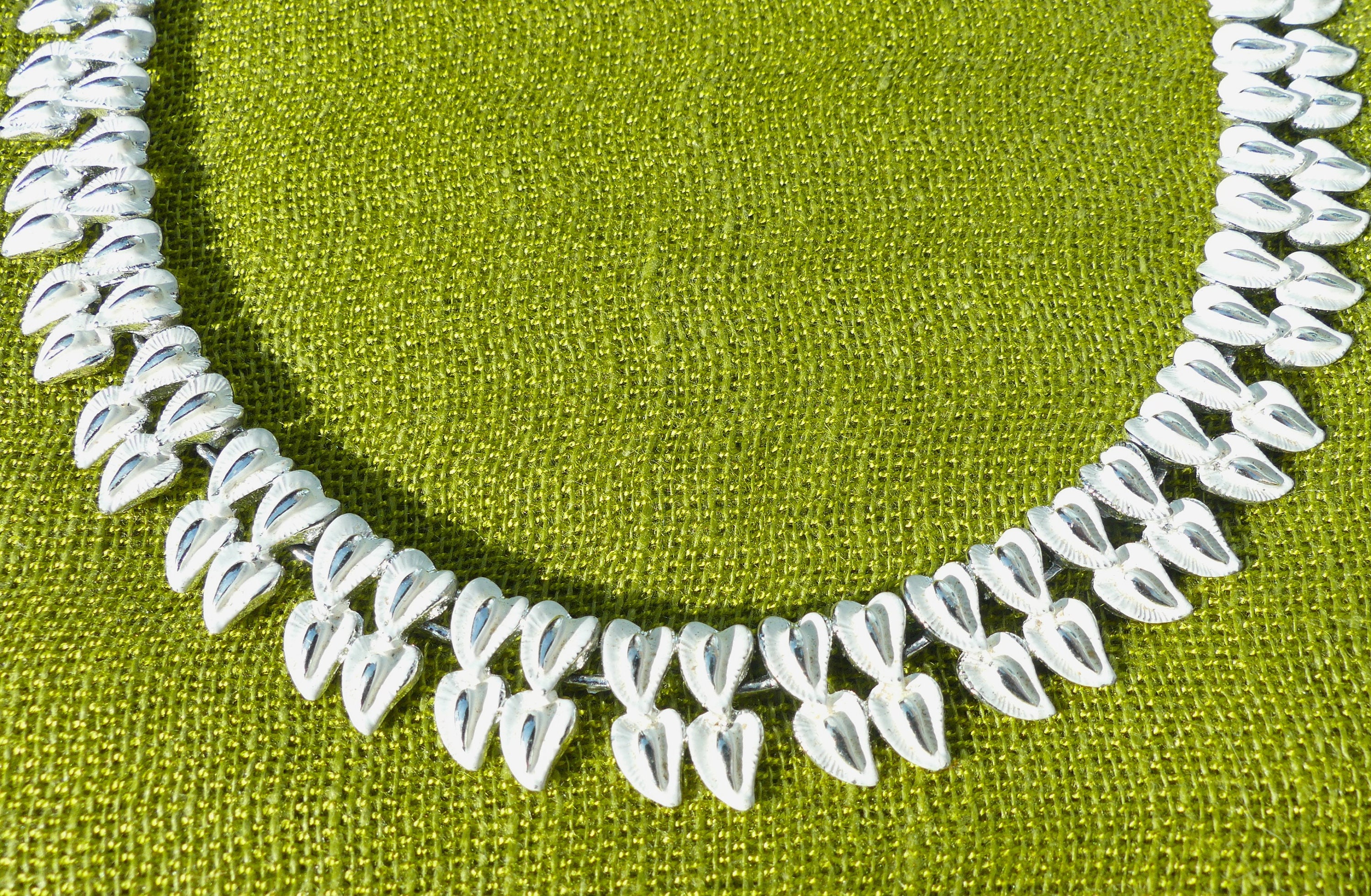 JEWELCRAFT by CORO Silver-tone White Enamel Double Row Leafy Chain-link Necklace, Vintage 1960s