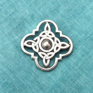 Stor vintagebrosch i tenn, korsformad keltisk knut från 1970-talet, tillverkad i Cornwall.