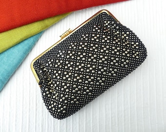 Borsa da sera piatta vintage anni &#39;80 in raso nero con borchie e chiusura semplice color oro