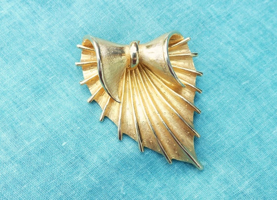 CORO Large Gold-plated Heavily Ribbed Cockle-Shel… - image 8