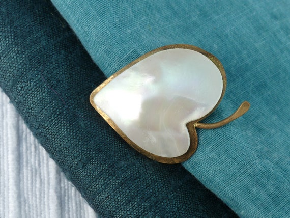 Vintage 1940s Mother-of-Pearl Shell on Brass Hear… - image 8