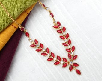 Colar Cabochão Diamanté Marquis Vermelho banhado a ouro CABOUCHON, Vintage década de 1990