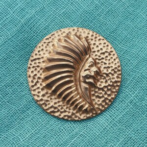 Broche de cobre batido circular estilo artes y artesanías vintage de la década de 1970 con diseño de jefe nativo americano en relieve