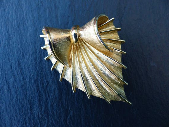 CORO Large Gold-plated Heavily Ribbed Cockle-Shel… - image 10
