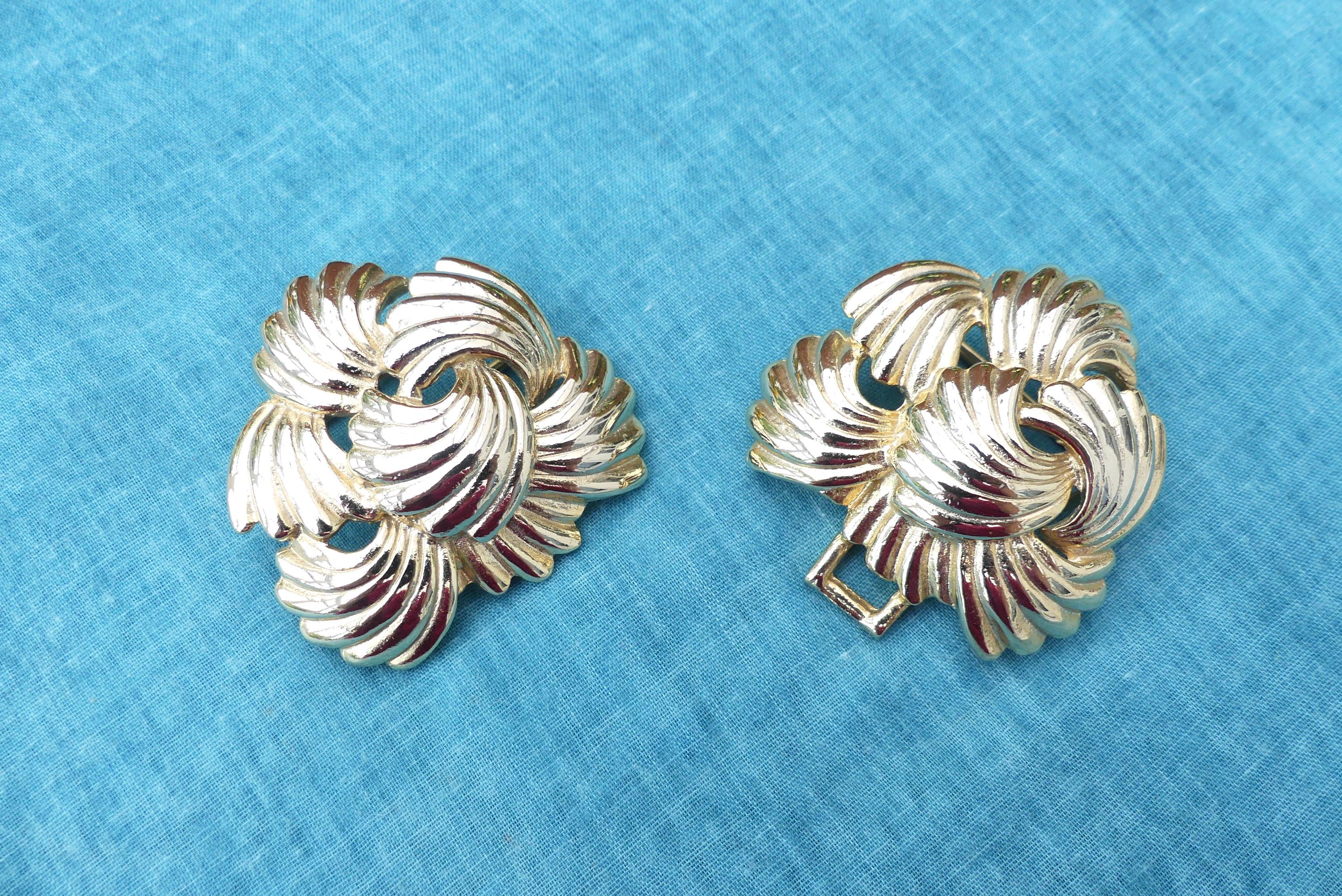 Mimi di Niscemi double scalloped shell gold toned belt buckles with red belt 1992 Mimi di N yorkie scottie dog buckle tartan belt Niscemi  main image 4