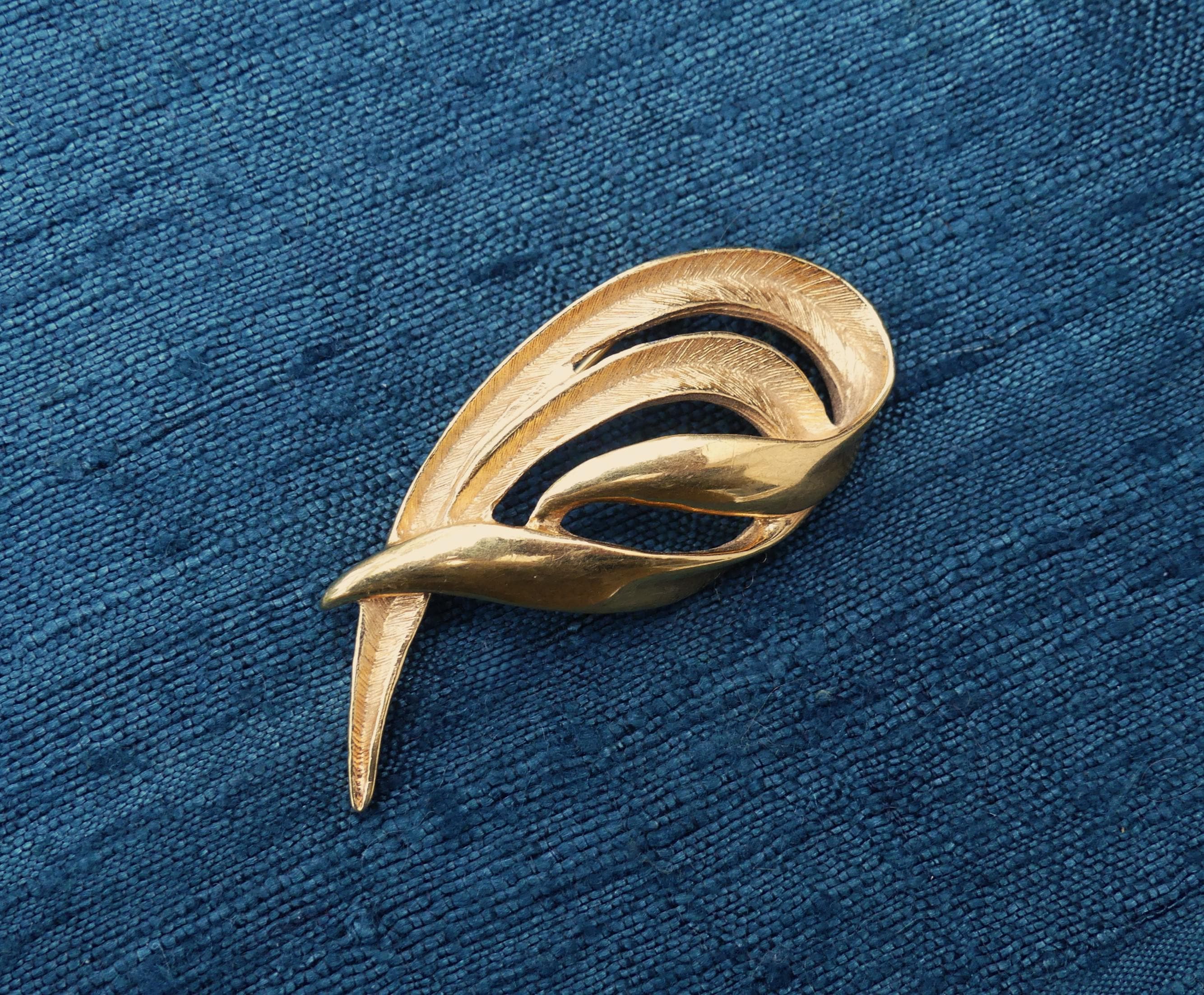 NAPIER Gold-plated Abstract Modernist Sculptural Flourish Brooch