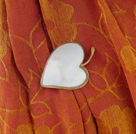 Vintage 1940s Mother-of-Pearl Shell on Brass Hear… - image 5
