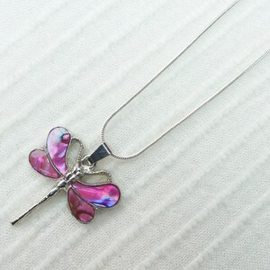 Vintage 1990s Silvertone Pink Mother-of-Pearl Shell Dragonfly Pendant On Silver-Plated Snake Chain