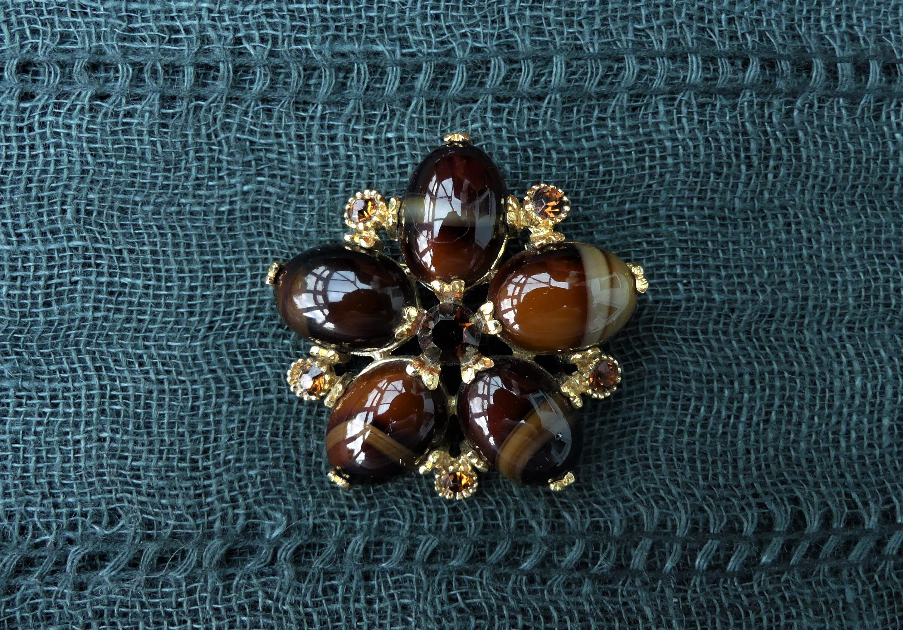 Broche Vintage Gravée Finement Avec Cabochon Orange - Rétro, Couleur Or - Occasion