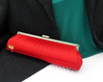 Borsa da sera baguette in raso rosso SHOE QUEEN con motivo a corona ricamato, fodera in pelliccia sintetica leopardata e porta rossetto, vintage anni &#39;90