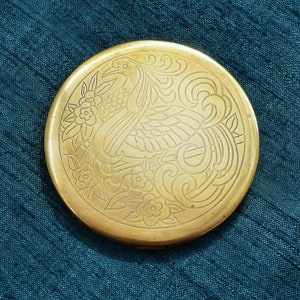 CLEFF Portacipria grande in ottone pesante con disegno esotico di uccello del paradiso sul coperchio, con copertina originale in pelle marrone scuroVintage anni '40/'50