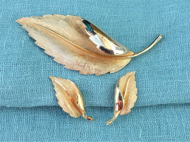 BNWT Vintage 1960s Gold-plated Curled Leaf Brooch With Matching Screw-Clip Earrings on Original Card CORO JEWELCRAFT