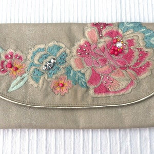 ACCESSORIZE Bolso de noche de lino beige plateado con tonos de bordados y cuentas de flores rosas, forro de satén azul agua, vintage de los años 90