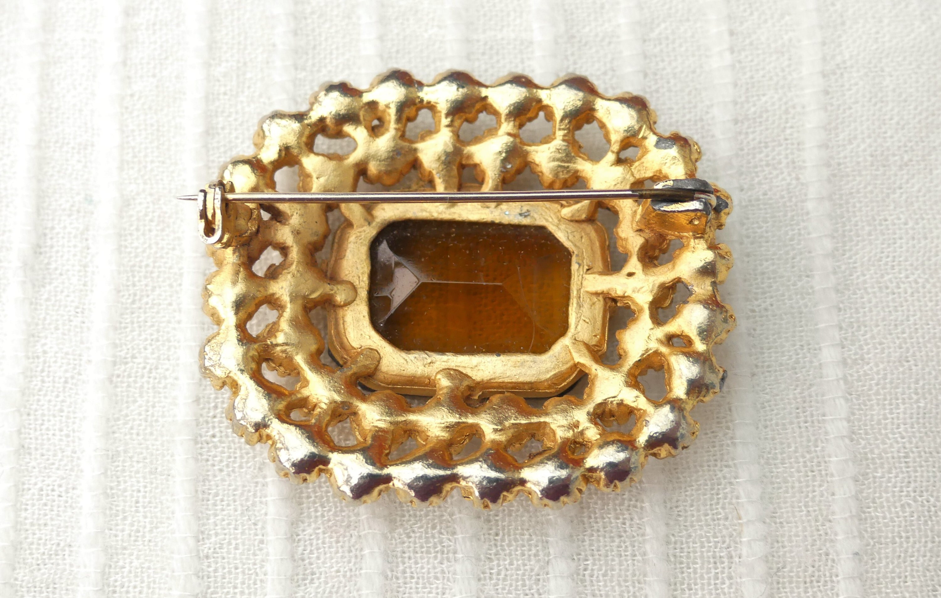 Grande Broche Vintage Années 50/60 - Or Filigrané Avec Pierre Naturelle Caramel - Très Bon État