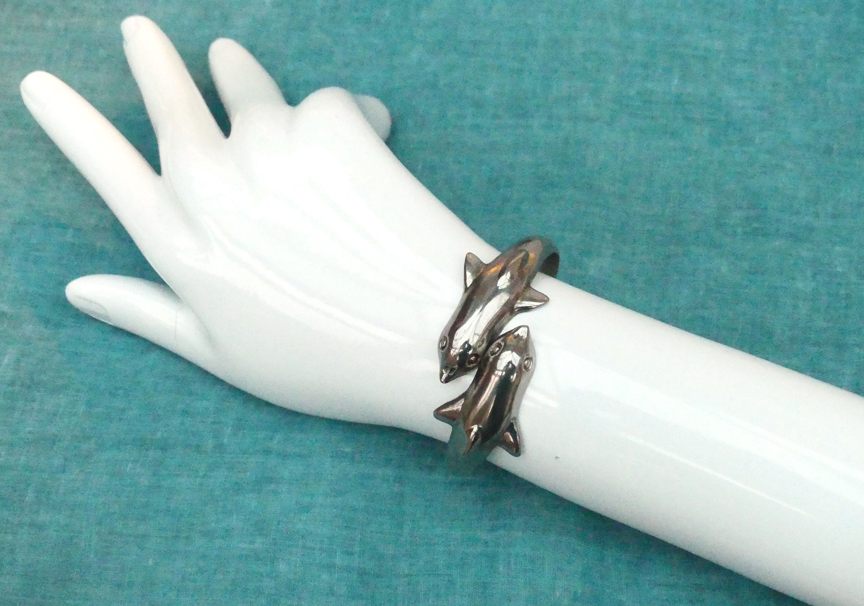 Bracelet Rigide Argent Vintage Avec Dauphins Et Incrustations De Nacre – Modèle 792, Bon état
